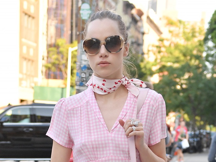 全身ピンク!スキ・ウォーターハウスのレトロなワンピースが可愛すぎる