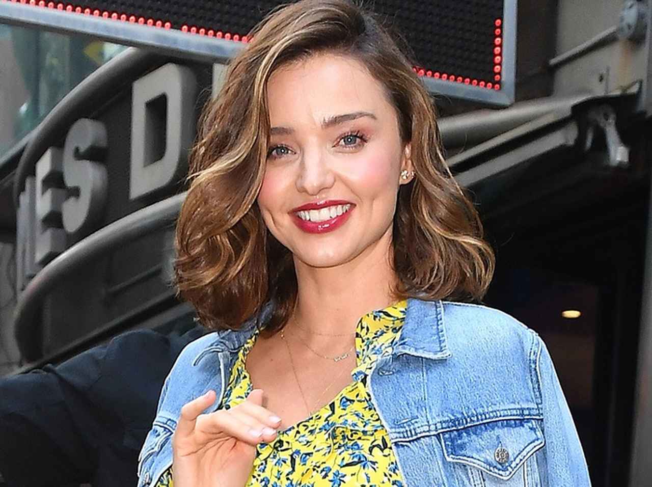 定番愛されコーデ!ミランダ・カーが着こなす、ワンピース×デニムジャケット