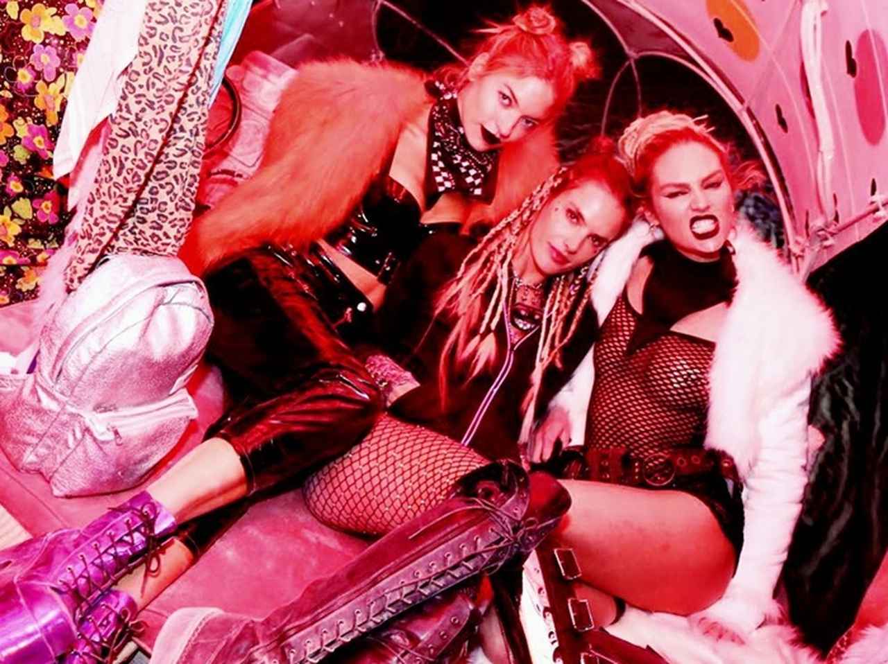 ヴィクシーモデルたちのフェスファッションがセクシーすぎる