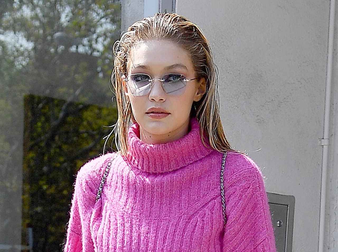 ハッピーオーラ全開！ジジ・ハディッドが注目するカラーは「ピンク」