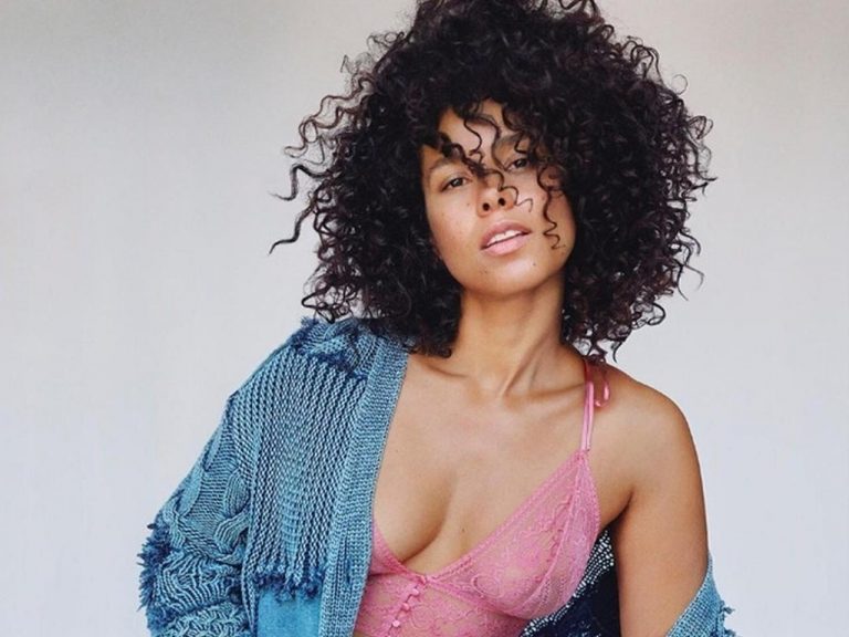 アリシア・キーズがランジェリーを着て乳がんの意識向上を訴える