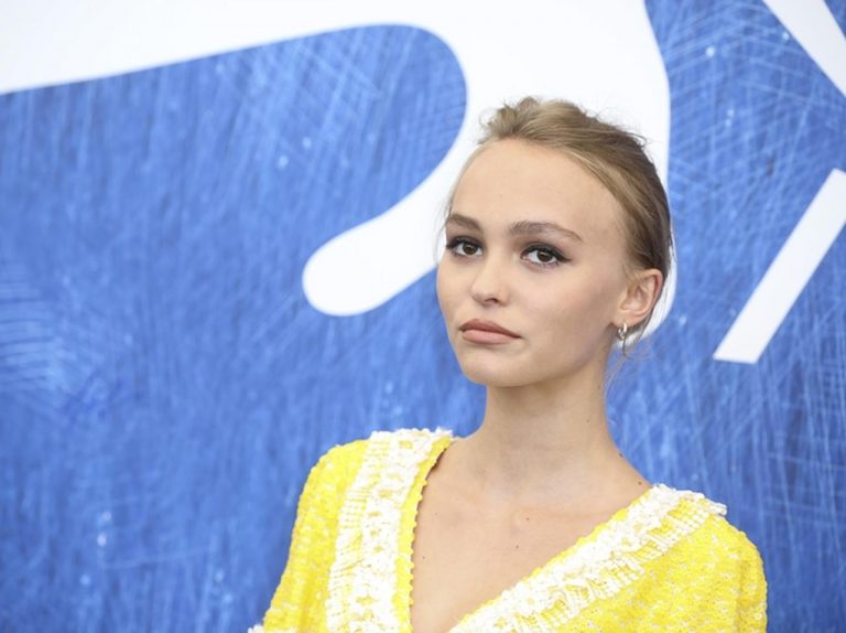 ジョニデ娘、18歳のリリー・ローズ・デップ横から胸をチラリ