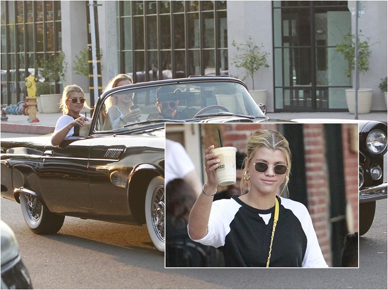 2世モデルのソフィア・リッチー、友達とのお出かけがCM撮影のようにおしゃれ