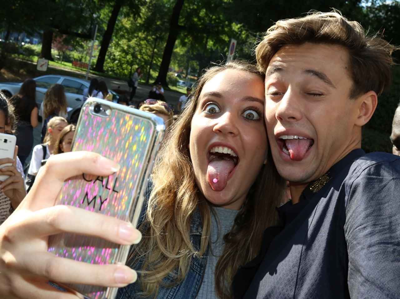 キャメロン・ダラス流ファンサービスは「変顔」