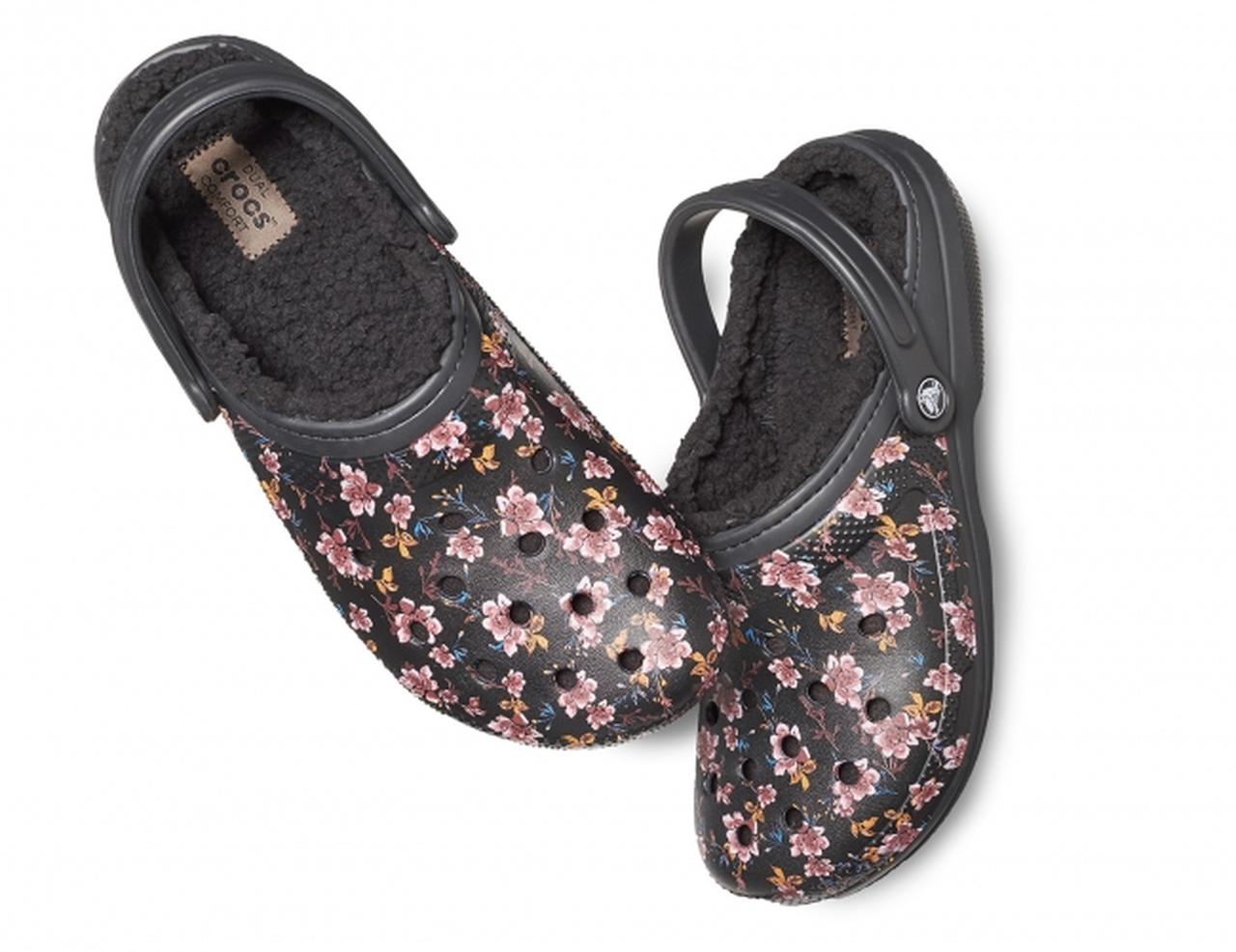 クロックス、秋冬新作は大胆なフラワーグラフィック