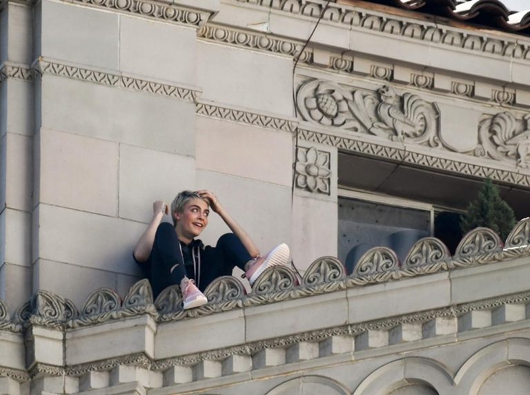 カーラ・デルヴィーニュ、撮影スタッフは命綱だが本人は笑顔