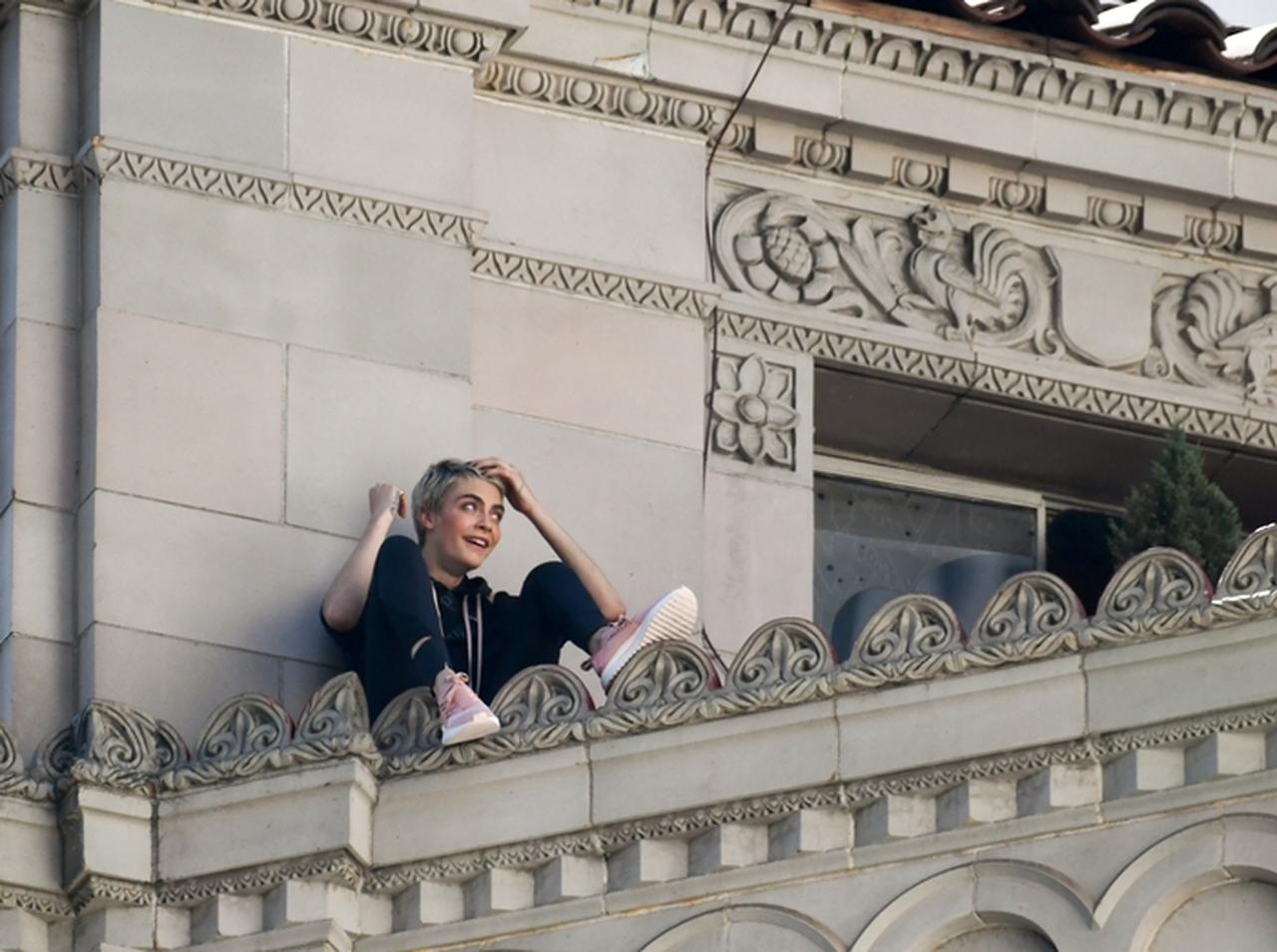 カーラ・デルヴィーニュ、撮影スタッフは命綱だが本人は笑顔