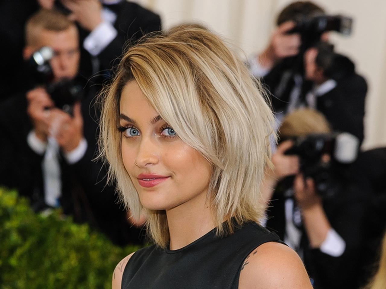 パリス・ジャクソン、トップレスになるも注目されたのは「わき毛」