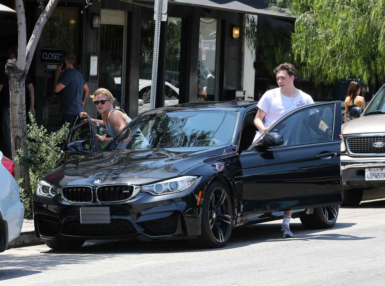 【セレブの愛車】ベッカム息子ブルックリン、イケメンシンガーと新車に乗ってランチ