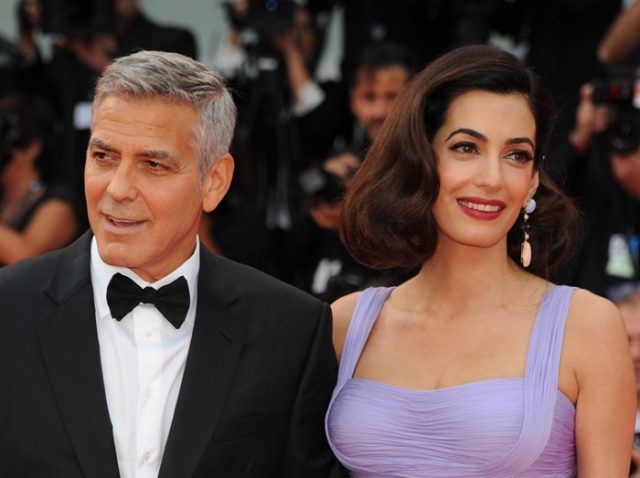 ジョージ＆アマル・クルーニー、ヴェネチアで夫婦コーデ