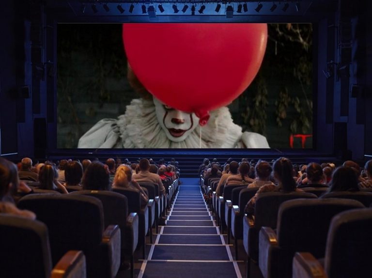 話題のホラー映画『IT』を見に行ったら席に…、これぞ本当のホラー