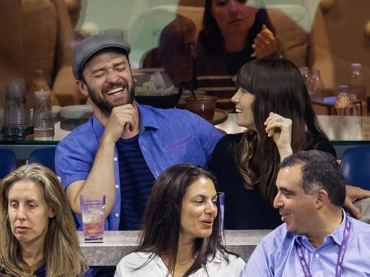 ジャスティン・ティンバーレイク夫妻、公の場で人目も気にせずイチャイチャ