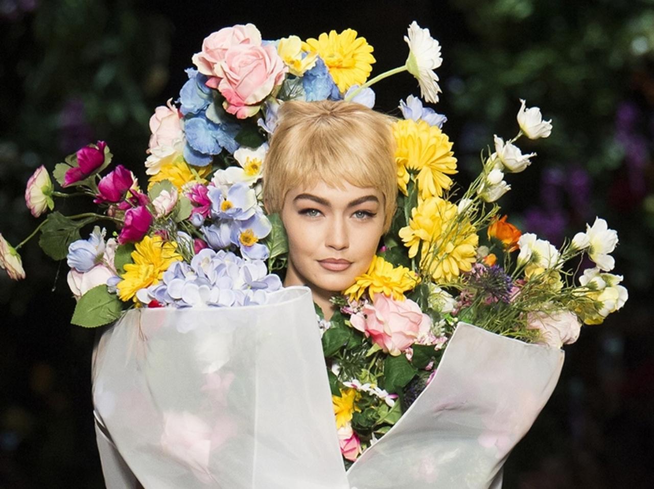 モスキーノのコレクションでモデルが「花束」になって登場