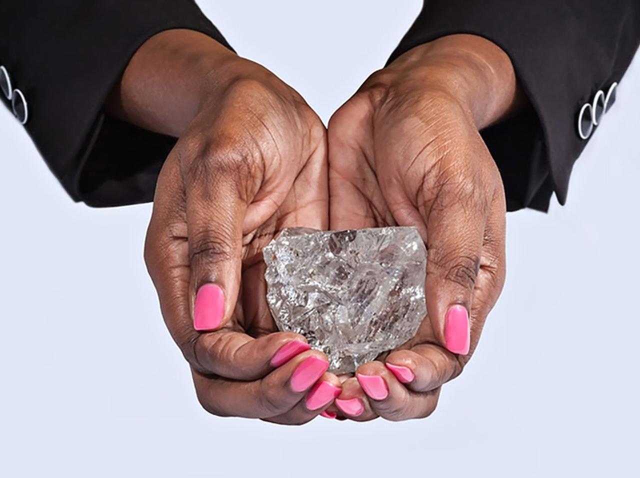 テニスボールサイズの巨大ダイアモンド、一体いくらで購入された？