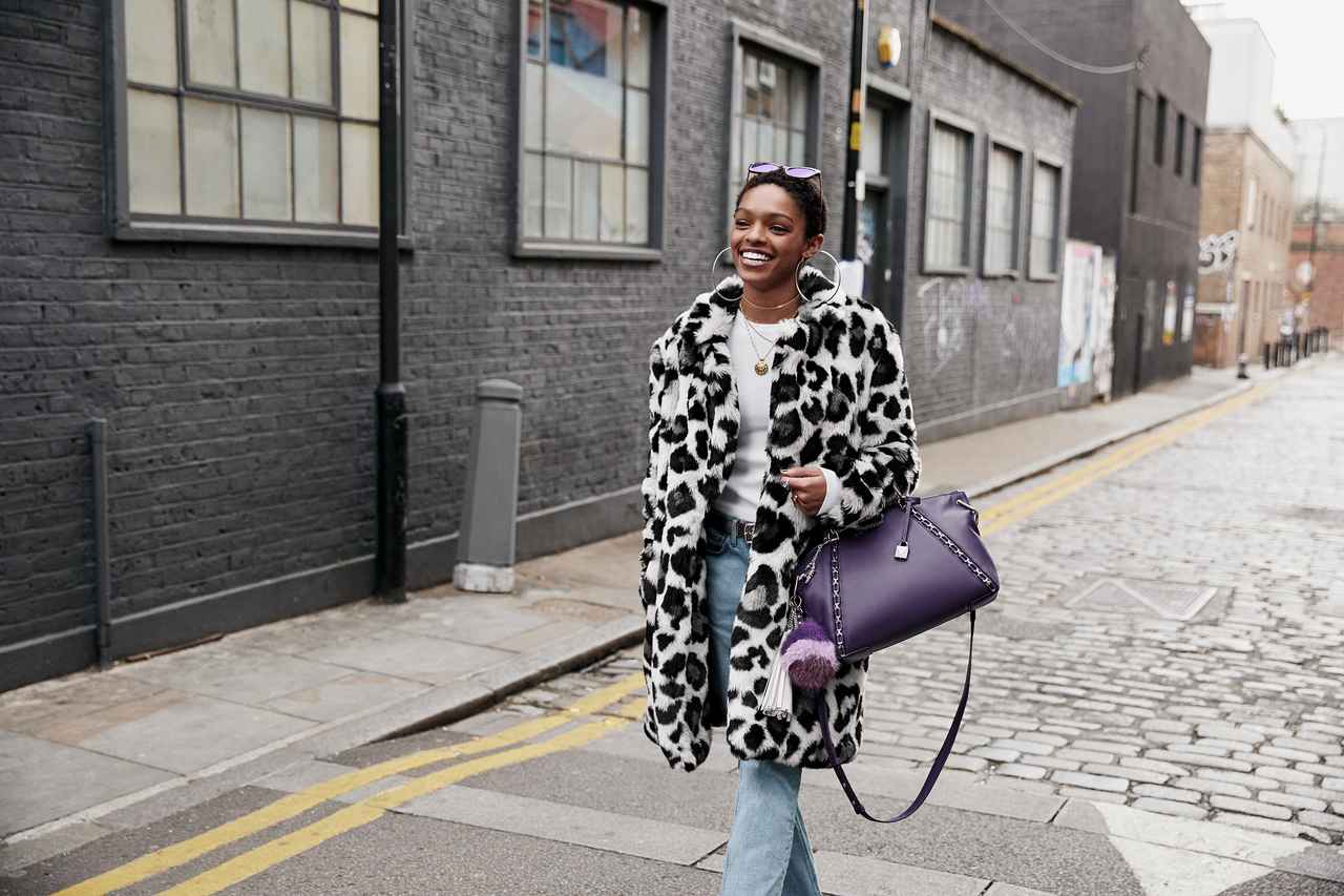 ボブ・マーリーの孫!話題のセラ・マーリーが持つマイケル マイケル・コースの新作“サディ”