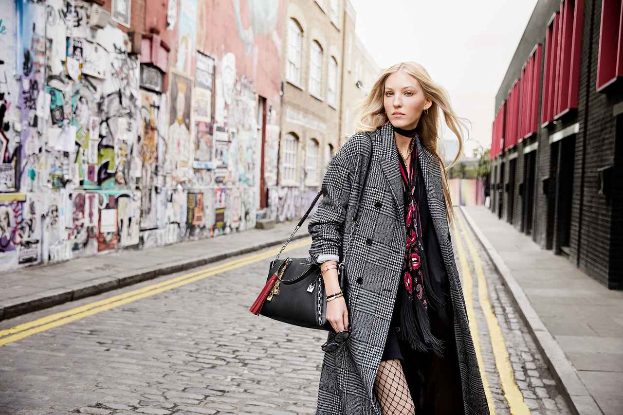 キース・リチャーズの孫娘、業界注目のエラ・リチャーズがマイケル マイケル・コースの新作”サディ”を持って