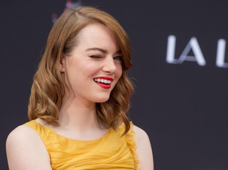 「裸に見える」人気女優エマ・ストーンが憧れの人との記念撮影で大失敗
