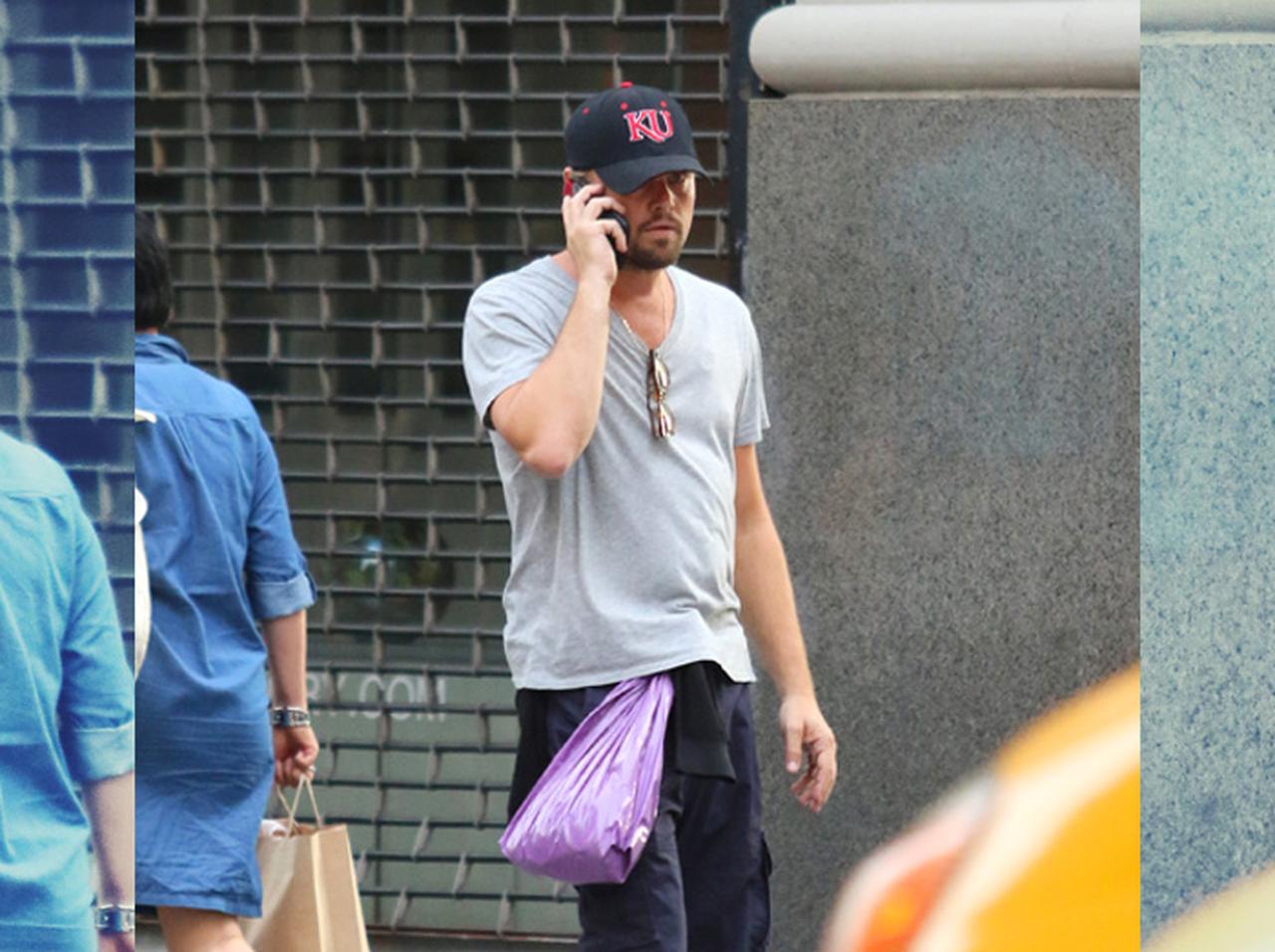 ビニール袋をポーチ代わりにするディカプリオの姿にいろんな疑問が噴出