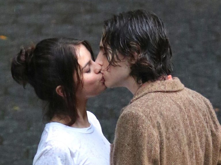 セレーナ・ゴメスが恋人とは別の男性と濃厚キスをする瞬間を激写