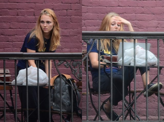 人気ドラマ女優アナソフィア・ロブ、カフェのテラス席で大学の宿題に奮闘