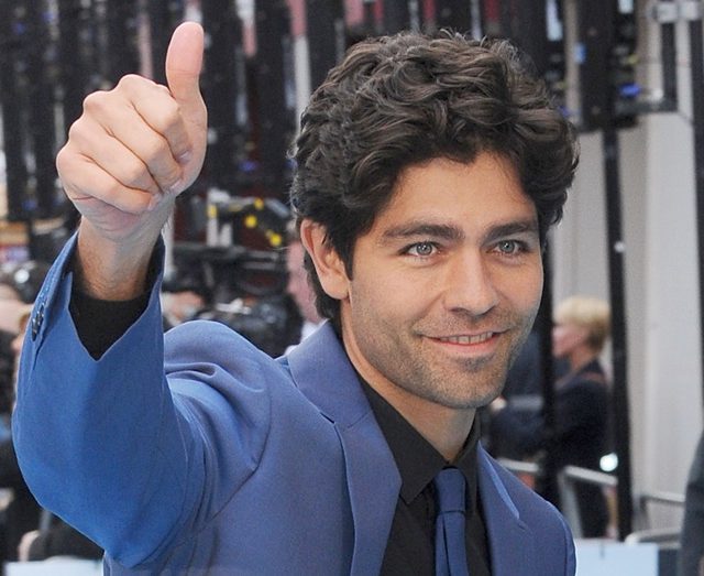 俳優エイドリアン・グレニアーの活動が全米からストローを消している