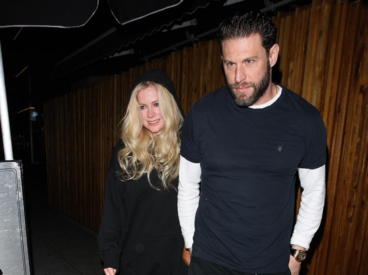 アヴリル・ラヴィーン、幸せいっぱいの手繋ぎデートをキャッチ