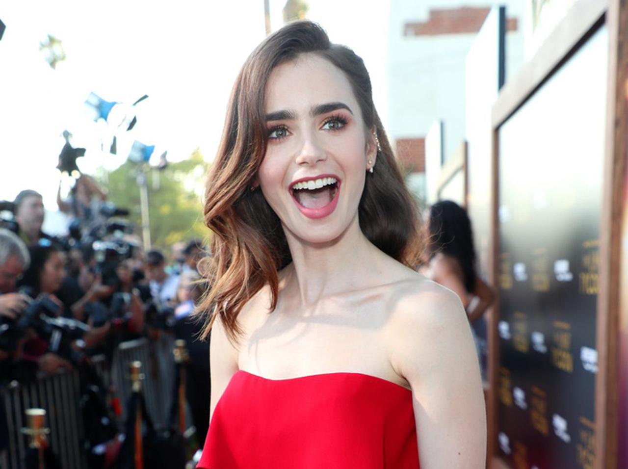 正統派女優リリー・コリンズがファンに「触らせて」と懇願され困っているものとは?