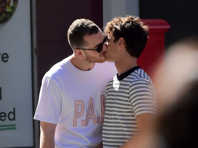 サム・スミス、同性愛を告白した俳優ブランドン・フリンとのキス現場を激写