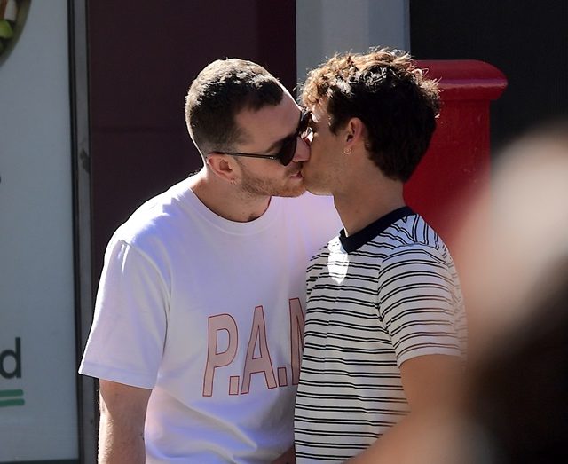 サム・スミス、同性愛を告白した俳優ブランドン・フリンとのキス現場を激写