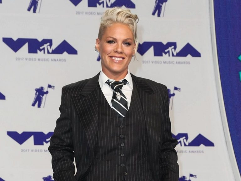 歌手ピンク、有名TV番組の衣装で日本の風邪薬「エスタック」の旗を着用