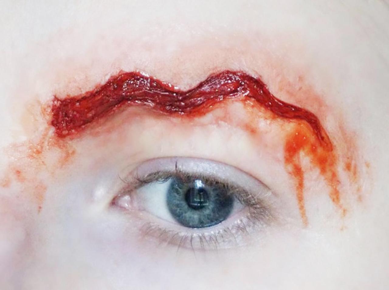 【鳥肌注意!】ハロウィン仕様の「クネクネ眉」がとっても痛そう