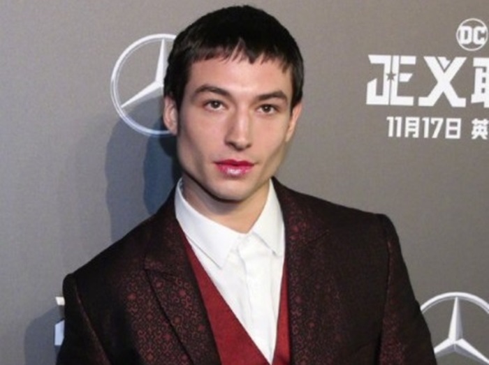 『ジャスティス・リーグ』俳優、プレミアにリアーナのコスメのリップを塗って登場