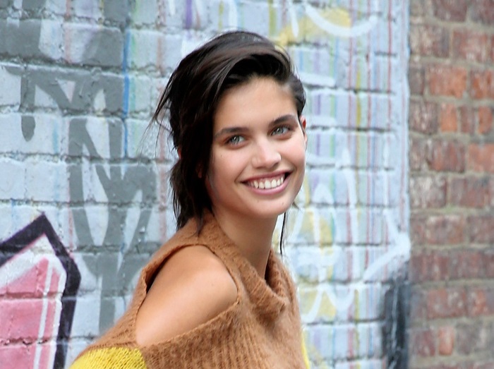 VSモデルのサラ・サンパイオが提案、オーバーサイズニットワンピはこう着こなす!