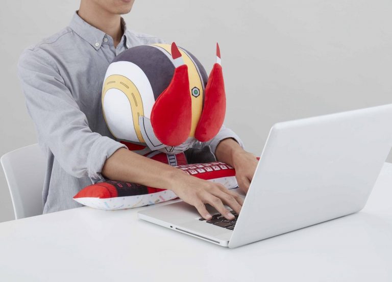 抱いて楽チン、「仮面ライダー電王」PCクッションが登場