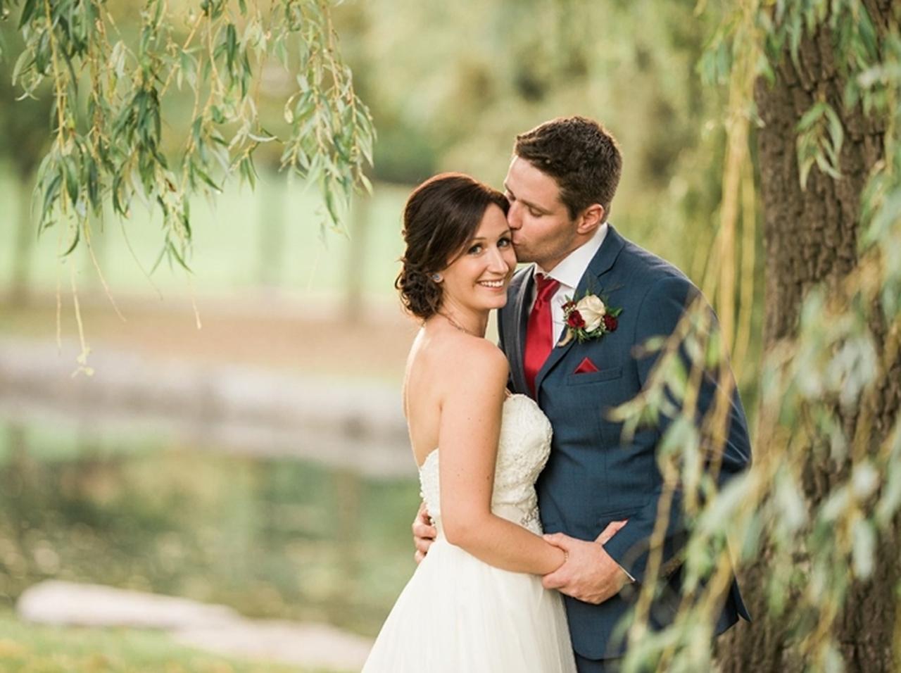 ウェディングフォト撮影中、池で溺れている少年を救った新郎に拍手喝采