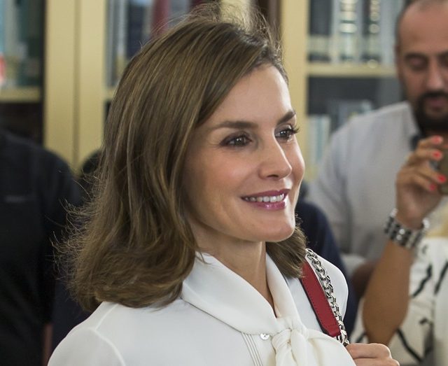 スペインのレティシア王妃、清潔感あふれるレディライクなお手本ルック