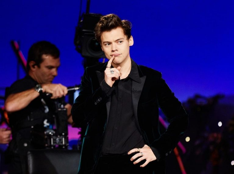 身長183cmのハリー・スタイルズが「ヒール靴」を愛用する意外な理由とは?