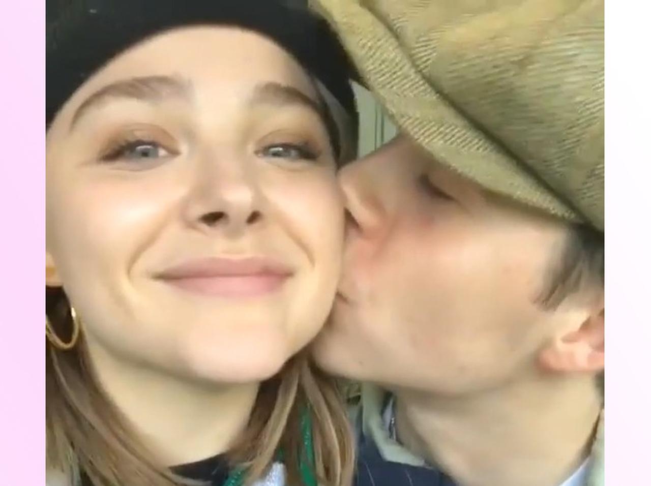 ベッカム家ブルックリン、5000キロ以上の距離を超えて恋人クロエ・モレッツにキスをしに行く