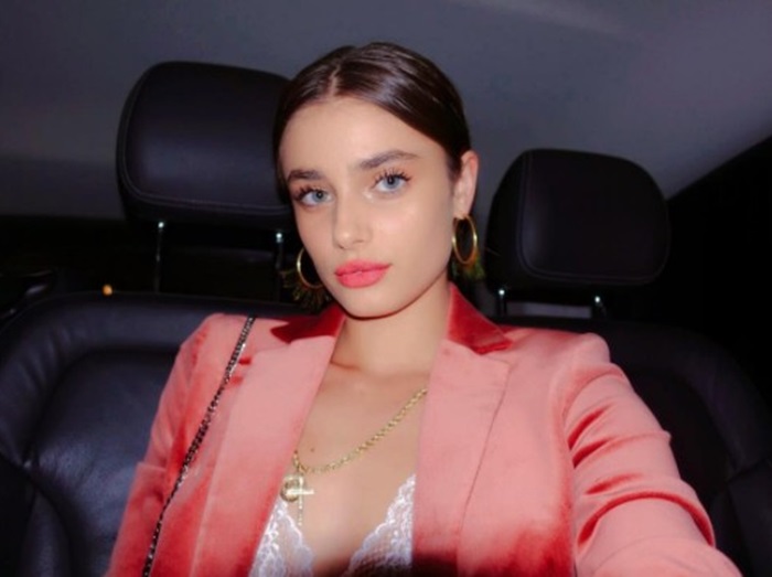 テイラー・ヒル、全身ピンクに包まれたセットアップスタイルがオシャレ