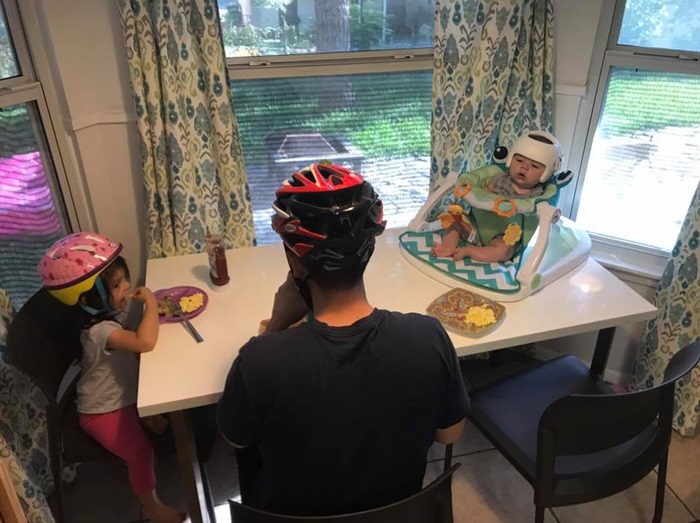 家族全員が家の中でもヘルメット!?その理由が感動的