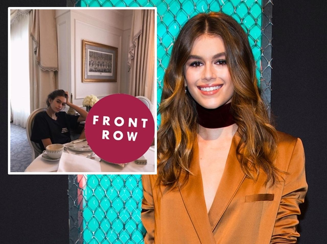 2世モデルのカイア・ガーバー、イスからはみ出た脚が長すぎる