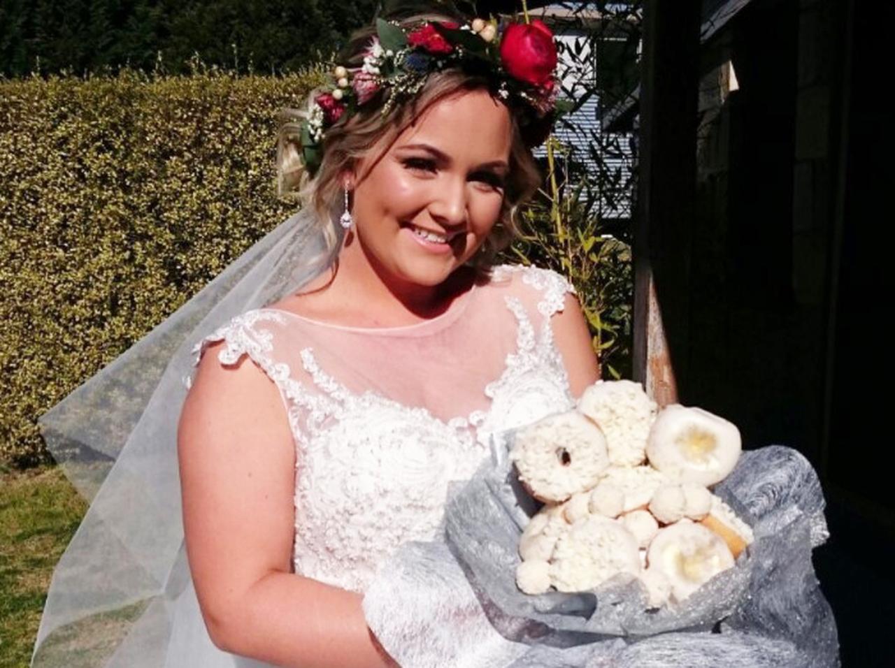 食べられます！ドーナツでできたブーケを持って挙式した花嫁が誰よりも幸せそう