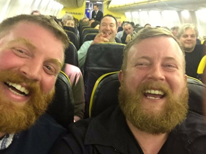 怖いぐらい激似!飛行機で隣に座った人がドッペルゲンガーという奇跡の出会い