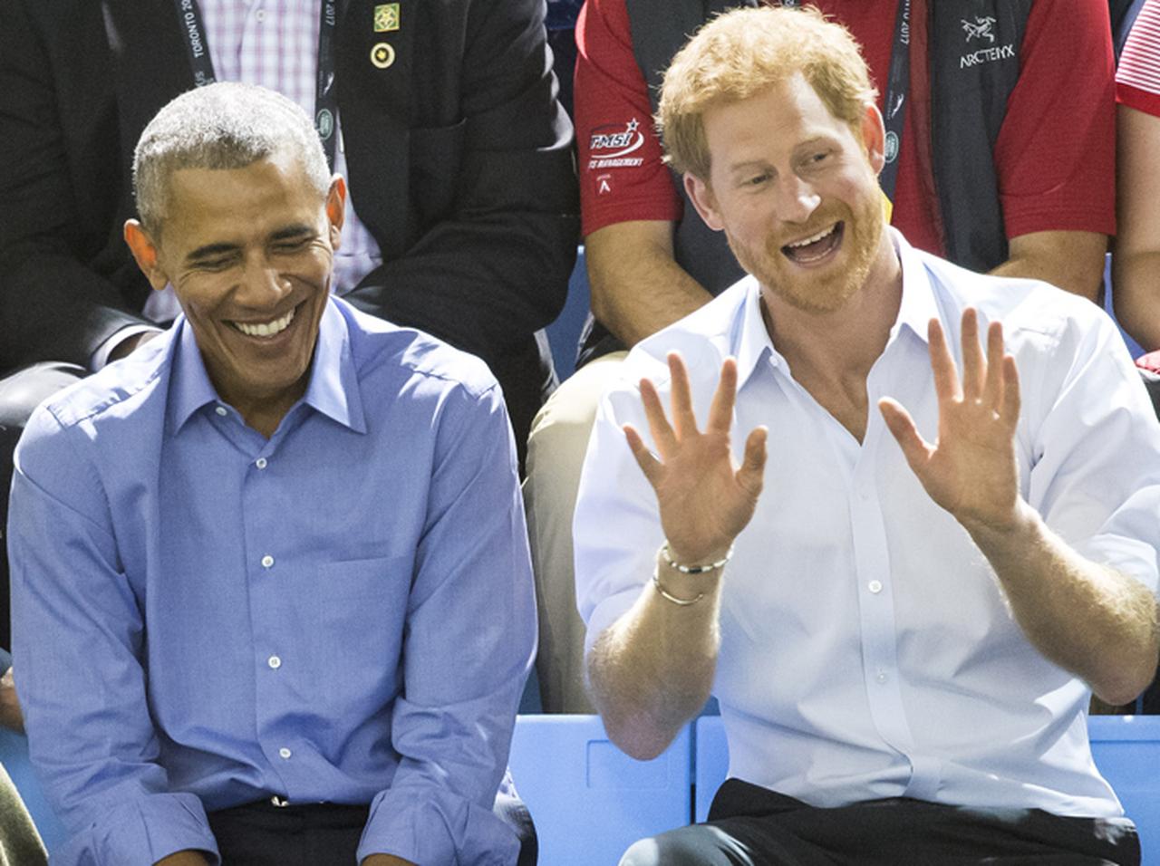 オバマ元大統領と英ヘンリー王子が仲良くバスケ観戦する様子がまるで親友同士！