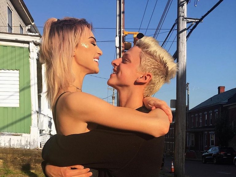 フォロワー300万人の18歳インスタグラマーが誤って恋人との性行為を生中継