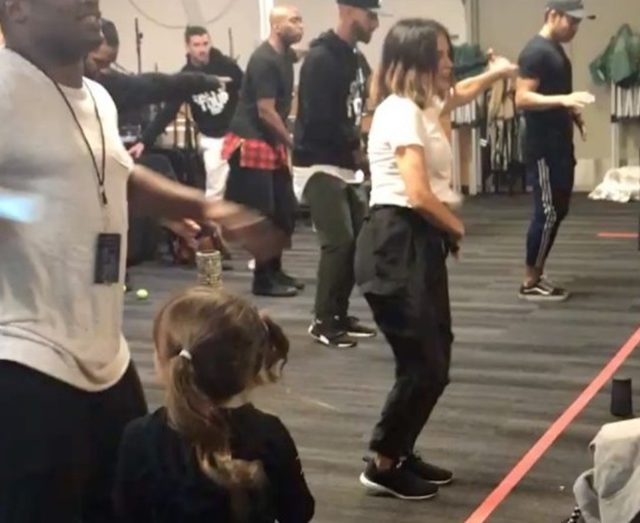 「ダンスじゃなくて私にかまって！」母親の邪魔する4歳娘が可愛すぎる