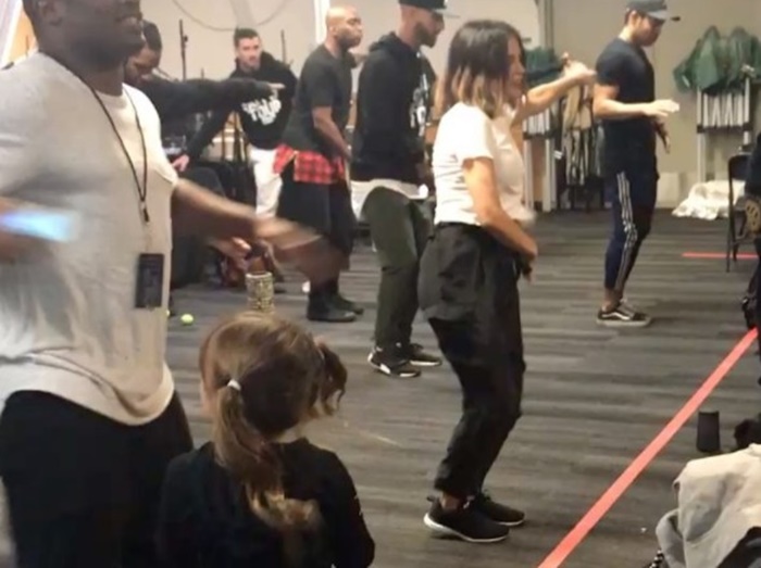 「ダンスじゃなくて私にかまって！」母親の邪魔する4歳娘が可愛すぎる
