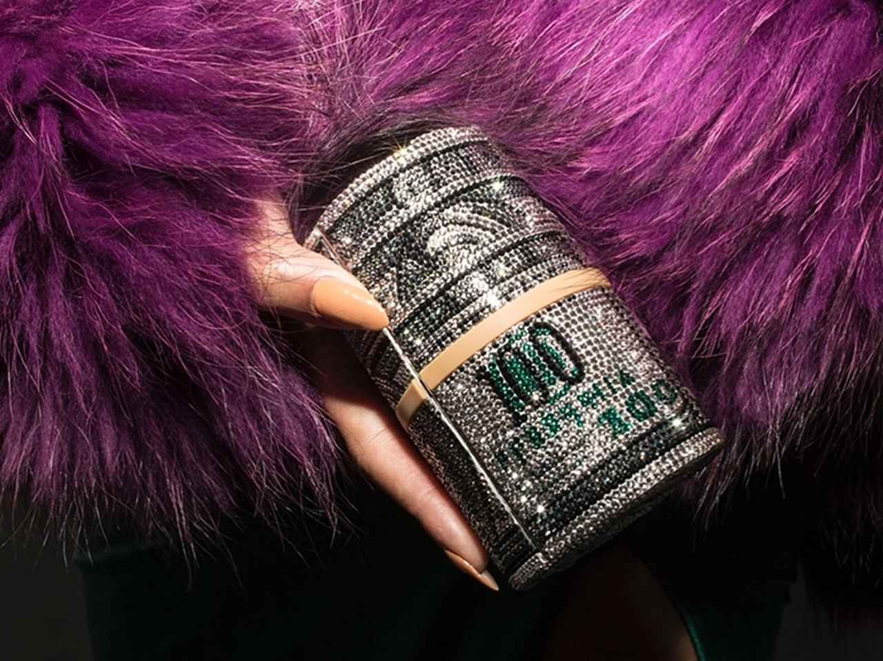 ビヨンセやリアーナが持つ55万円の「小さなクラッチバッグ」がまさかの完売