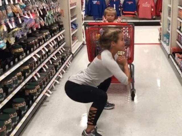 「スーパーで筋トレ」子育て奮闘中のフィットネストレーナーに賛否両論