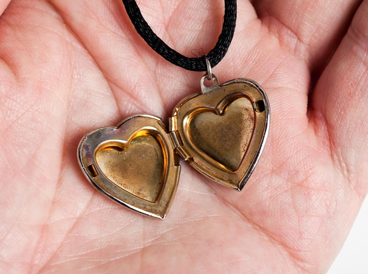 ロケットペンダントに彼女の写真を入れようとするが、まさかのオチ